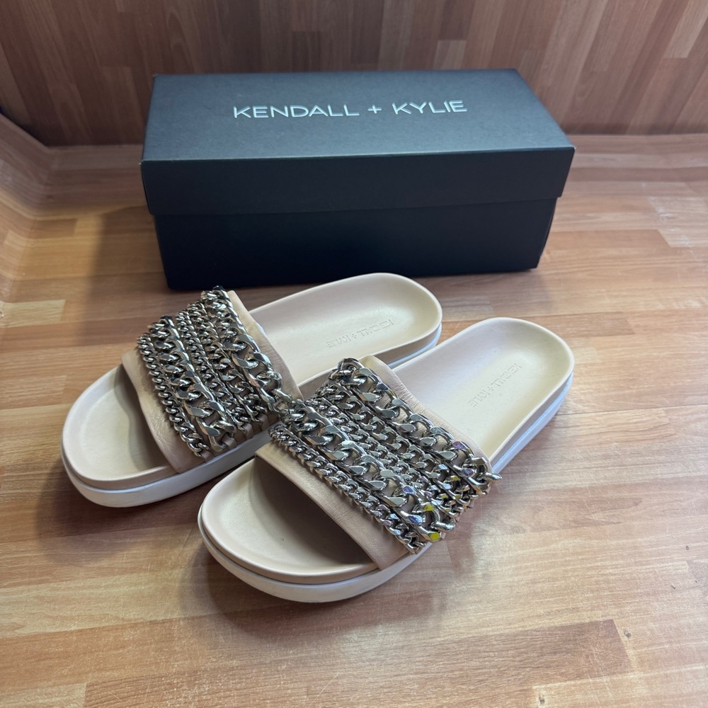 Kendall & Kylie Shiloh light natural leather chain slides size 8.5